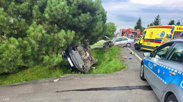 Kolejne zdarzenie na drodze. 26-latek zasłabł za kierownicą – FOTO