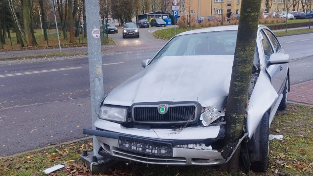 Kolizja drogowa na ulicy Dąbrowskiego w Oświęcimiu – kierowca w szpitalu