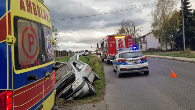 Kolizja drogowa w Jawiszowicach: zmęczony kierowca zasnął i zjechał do rowu