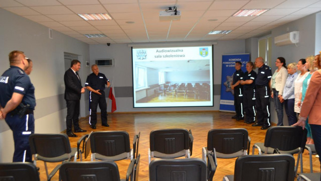 Komenda Powiatowa Policji w Oświęcimiu ma odnowioną salę szkoleniową