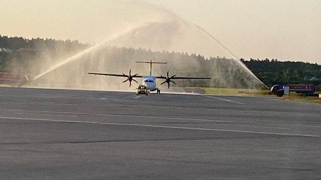 KRAKÓW. Uroczysty salut wodnym linii lotniczych Air Serbia w Kraków Airport