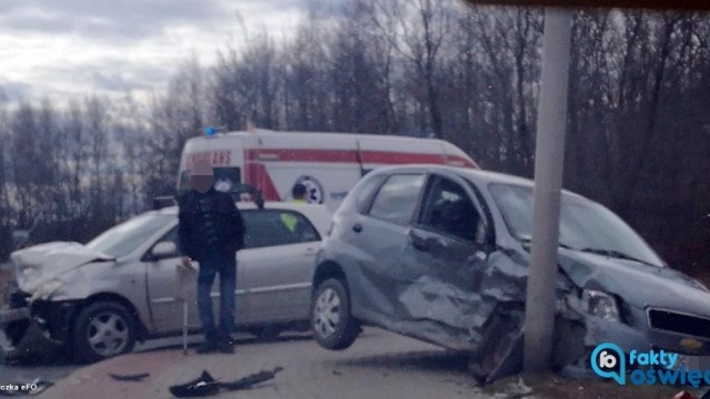 Kraksa na skrzyżowaniu z zakazem w tle – FOTO