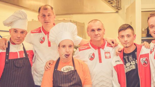 Krzysztof Węgrzyn wraz z artystami w kuchni – FOTO