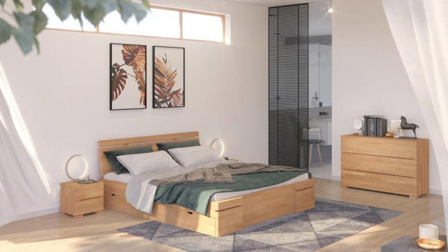 Łóżko drewniane ze skrzynią czy z szufladami na pościel – co wybrać?