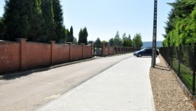 Miejsca parkingowe przy bocznej bramie cmentarza w Bulowicach już gotowe