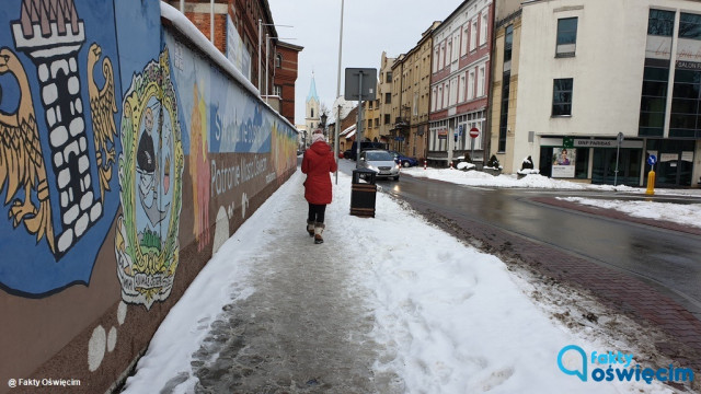 Mieszkańcy narzekają na śnieg na chodnikach – FOTO