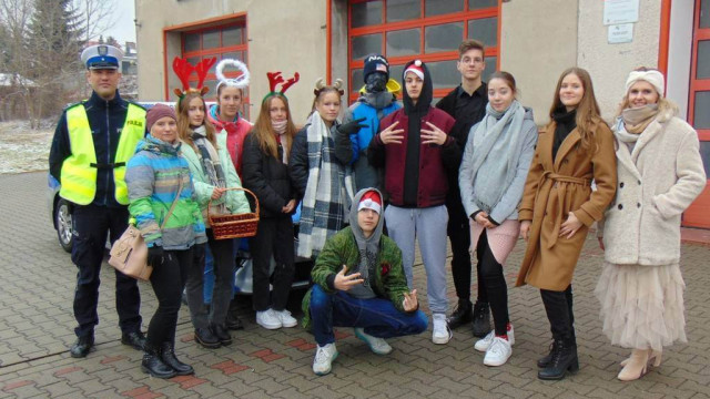 Mikołajkowy patrol drogówki i uczniów z „Dwójki” – FOTO