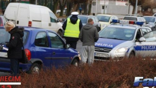 Młoda kobieta przeleciała przez maskę samochodu