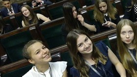 Młode posłanki na sesji Sejmu Dzieci i Młodzieży