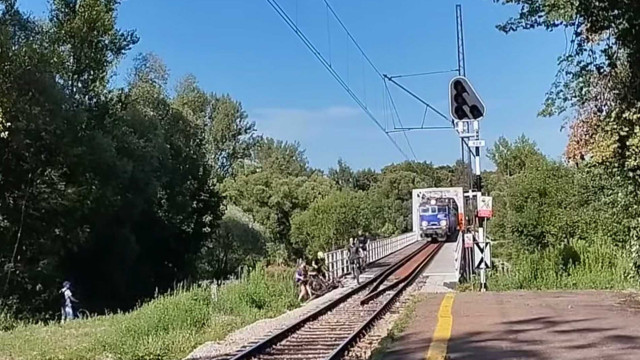 Młodzi ludzie na moście kolejowym. Będzie ciąg dalszy – AKTUALIZACJA