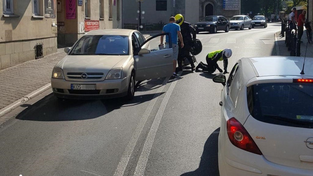 Motocyklem wjechał w opla – FOTO