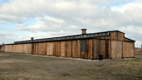 MUZEUM AUSCHWITZ. Scalili historyczny barak z Birkenau. Przez ponad 20 lat jego połowa znajdowała się... w USA
