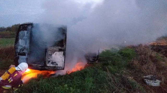 Na ranem w Jangrocie w gminie Trzyciaż w ogniu stanął samochód dostawczy