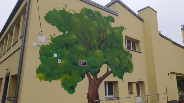 Na ścianie zatorskiej szkoły „wyrosło” drzewo. Jest pięknie zielone, rozłożyste i co najważniejsze - oczyszcza powietrze.