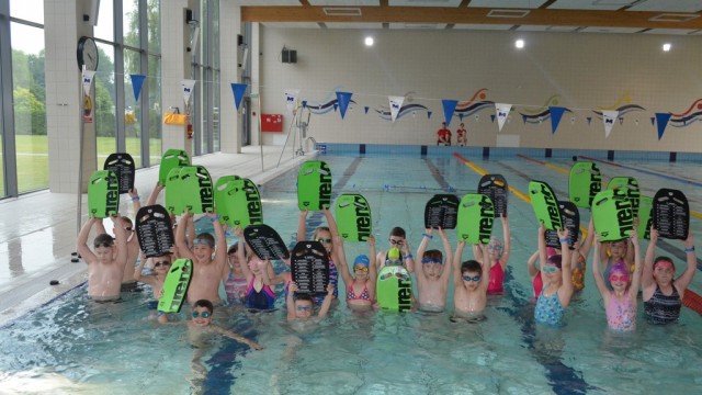 Najmłodsi uczniowie gminnych szkół uczyli się pływać – FOTO