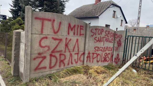 Napisy i kotwice na posesji posłanki Doroty Niedzieli