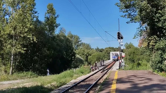 Nastolatkowie na torowisku. Zatrzymali pociąg dalekobieżny – FILM