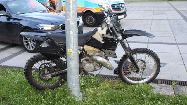 Nastoletni motocyklista podczas ucieczki potrącił policjanta