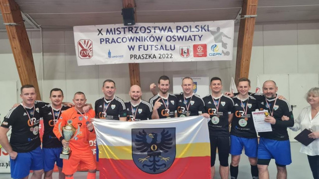 Nauczyciele z Powiatu Oświęcimskiego trzeci na Mistrzostwach Polski Pracowników Oświaty w Futsalu