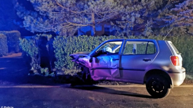 Nie dostosowała prędkości i wywróciła auto na bok – FOTO