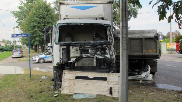 Nie zauważył ciężarówki? Wypadek w Brzeszczach – FOTO