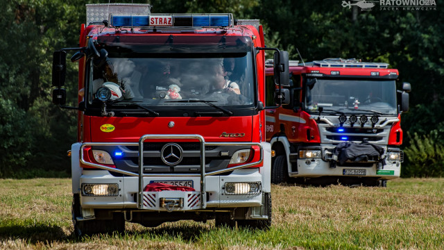 Niebezpieczny pożar w gminie Brzeszcze. Działania strażaków utrudniał silny wiatr – ZDJĘCIA!