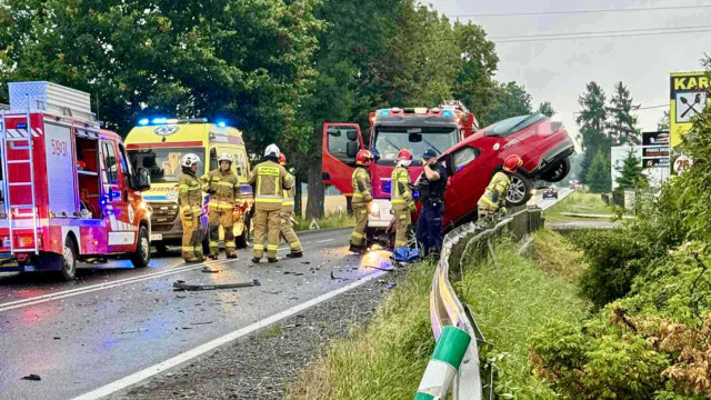 Niebezpieczny skręt w Łękach. 26-latka w szpitalu – FOTO