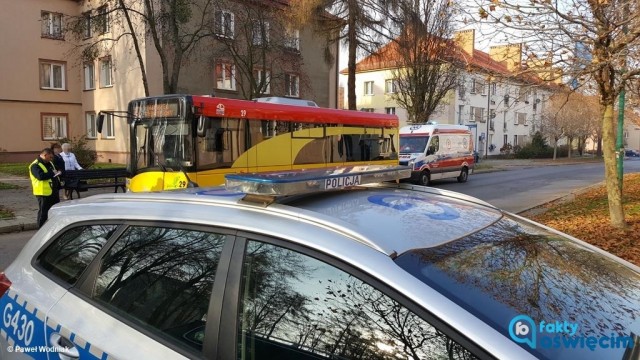 Nieszczęśliwy wypadek przy wysiadaniu z autobusu