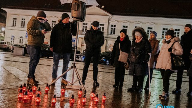 Niewielka grupa uczciła pamięć Pawła Adamowicza – FOTO