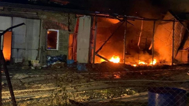 Noc grozy w Izdebniku. Trzy budynki w ogniu, ewakuowano dzieci, wypadek strażaków