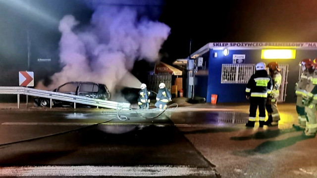 Nocny pożar samochodu w Jawiszowicach. W działaniach trzy strażackie zastępy