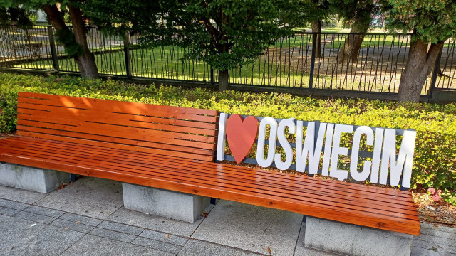 Nowa atrakcja na Placu Pokoju: ławeczka „I Love Oświęcim”