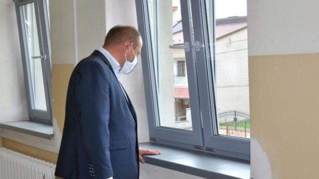 Nowe okna w szkole w Witkowicach – FOTO
