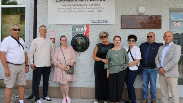Nowy defibrylator AED przy Ośrodku Kultury w Brzeszczach – urządzenie, które może uratować życie! - InfoBrzeszcze.pl