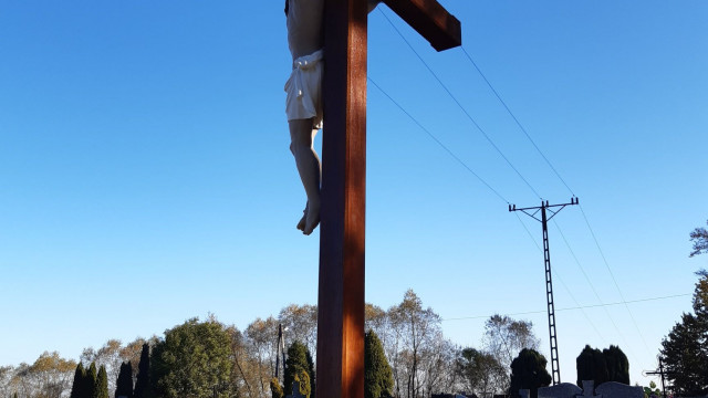 Nowy krzyż wraz z odrestaurowaną figurą Chrystusa na cmentarzu komunalnym w Zatorze.