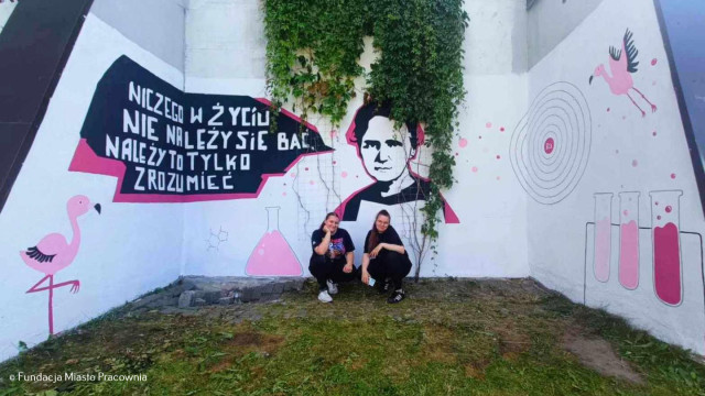 Nowy mural w Oświęcimiu: Maria Skłodowska-Curie w różowych barwach
