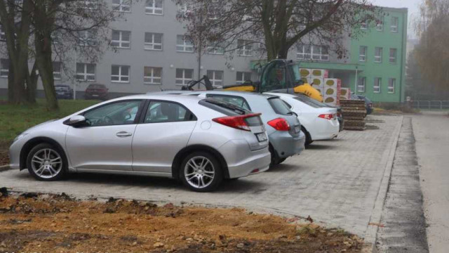 Nowy  parking przy szpitalu poprawia sytuację, ale nie rozwiązuje problemu – FOTO