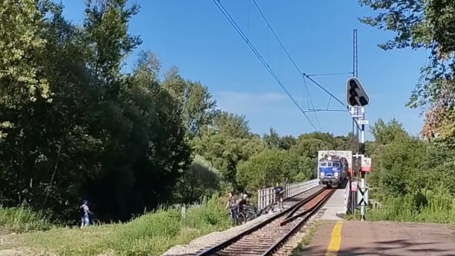 O krok od tragedii na moście kolejowym w Kętach – FILM!