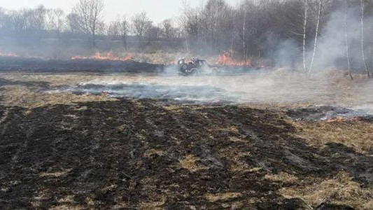 O mało nie zginął w pożarze traw – FILMY, FOTO