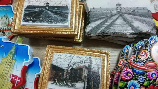 Obrazki w ramkach i magnesy na lodówkę z wizerunkiem Auschwitz