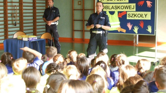 Odblaskowa Szkoła w Przeciszowie. Akcja z udziałem funkcjonariuszy z Komendy Powiatowej Policji w Oświęcimiu