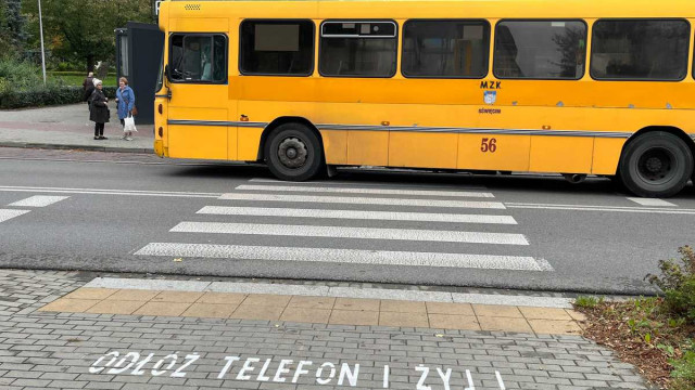 Odłóż telefon i żyj! – napisy przy przejściach dla pieszych