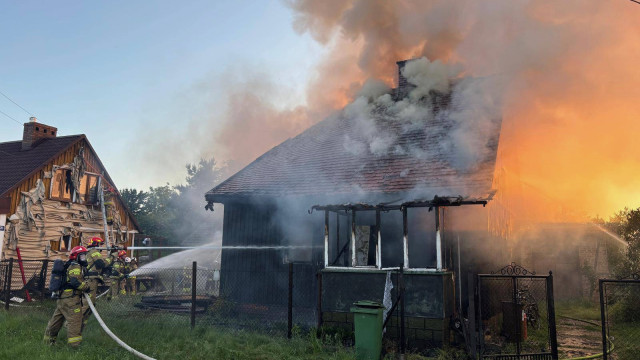 Ogień w Brzeszczach. Strażacy walczyli z żywiołem