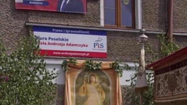 Ołtarz na Boże Ciało pod plakatami z Andrzejem Dudą