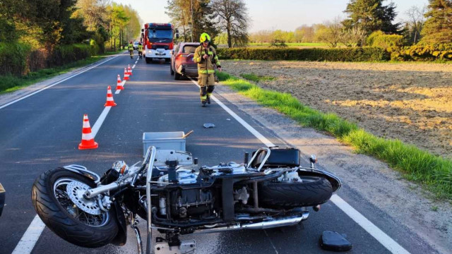 On zahaczył motocyklem o samochód, ona dachowała – FOTO