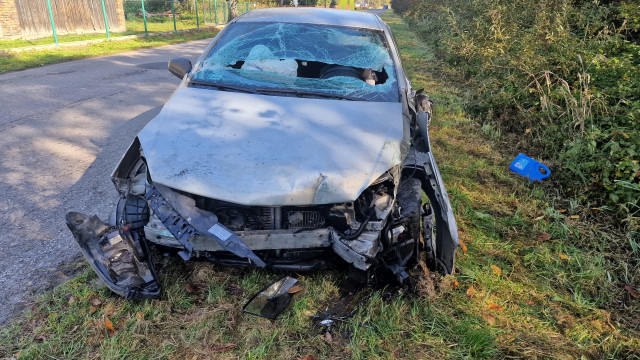 Opel wypadł z jezdni, uderzył w ogrodzenie posesji, a następnie wywrócił się na bok