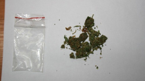 OSIEK. Kilka porcji marihuany w szufladzie biurka