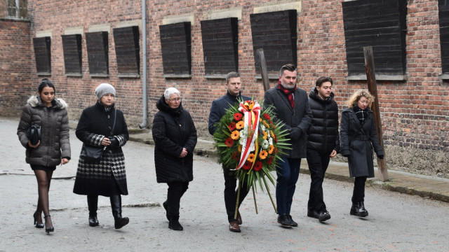 OŚWIĘCIM. 27 stycznia delegacje złożyły kwiaty na płycie Grobu Nieznanego Żołnierza