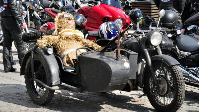 OŚWIĘCIM-BIELANY. Ponad stu motocyklistów topiąc Marzannę pożegnali zimę