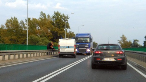 OŚWIĘCIM. Chciał skoczyć z mostu. Zareagowały osoby postronne, a desperata z mostu zdjęli policjanci